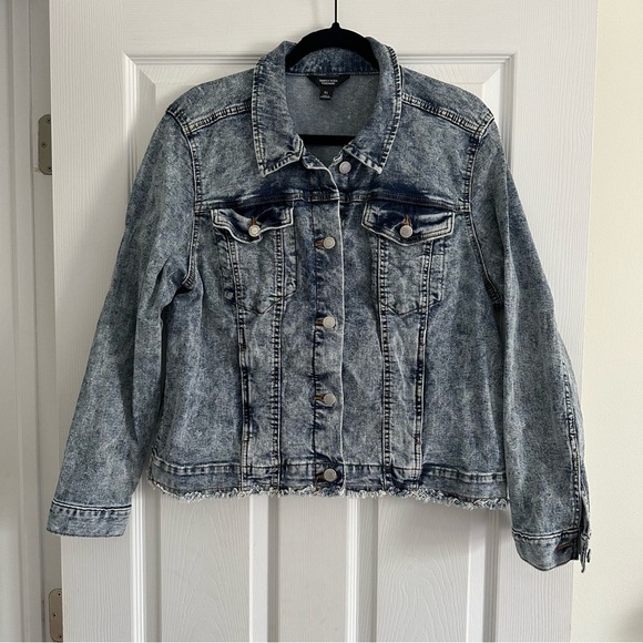 Size XL Simply Vera Wang Distressed Fringe Hem Jean Jacket - Picture 1 of 4